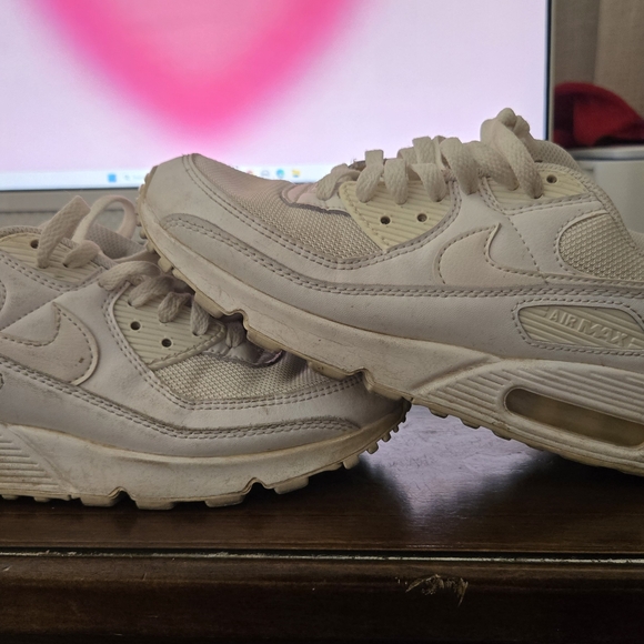 NIKE WOMEN'S AIR MAX 90 TRIPLE WHITE CQ2560-100 SIZE 9 🔥 CLEAN - Picture 1 of 1